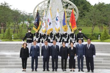 제9대의원 호국원 참배